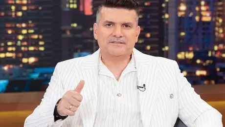 Ο Γιάννης Καψάλης ξεσηκώνει το πλατό του The 2Night Show με τις επιτυχίες του