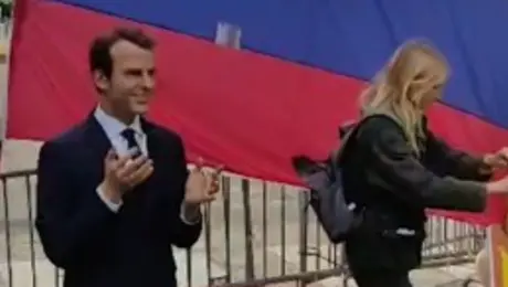 Μακρον-κερινο ομοιωμα