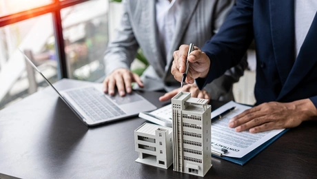 Διευθυντής-μεσίτης