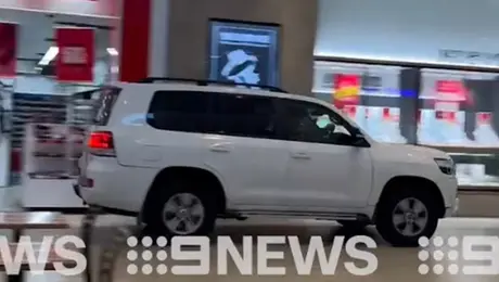 αυτοκίνητο σε εμπορικό κέντρο στη Μελβούρνη