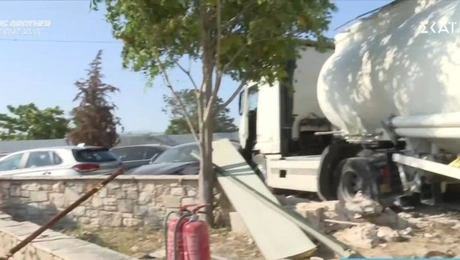 Βυτιοφόρο καρφώθηκε σε μάνδρα αυτοκινήτων στο Μενίδι