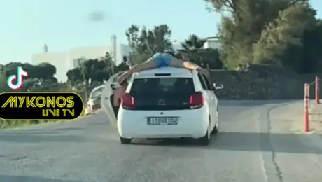 Μύκονος: Επιβάτης ξάπλωσε στην οροφή αυτοκινήτου εν κινήσει - Τρομάζει το νέο challenge