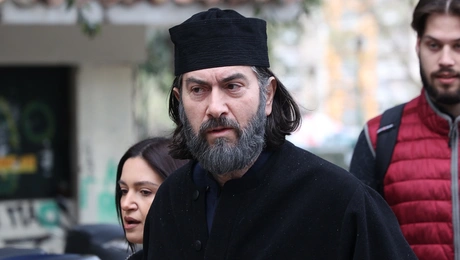 Ο πατήρ Αντώνιος στη δίκη για την Κιβωτό του Κόσμου