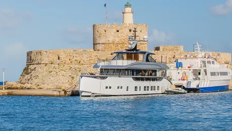 Πλοίο προσεγγίζει το λιμάνι στη Ρόδο