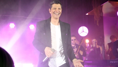 Απρόοπτο για τον Σάκη Ρουβά: Σκίστηκε το παντελόνι του πάνω στη σκηνή