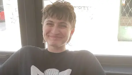 Σερβιτόρα με μπλούζα Παλαιστίνης