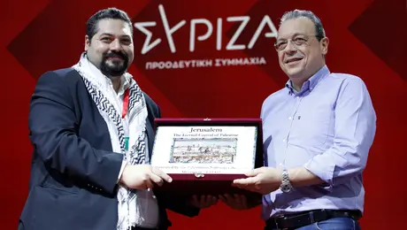 Ο Σωκράτης Φάμελλος παίρνει δώρο από τη Φατάχ