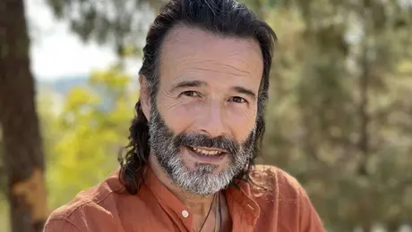 Θανάσης Ευθυμιάδης: Ποζάρει σε ιαματικά λασπόλουτρα και στέλνει μήνυμα για τις σχολικές εξετάσεις