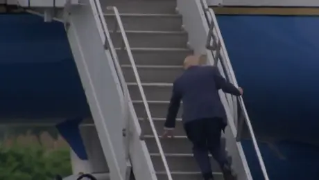 Σκόνταψε ο Τραμπ κατά την επιβίβαση στο Air Force One