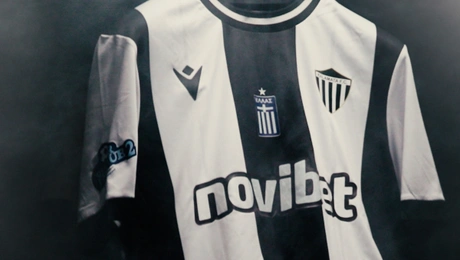 Η φανέλα της Καλαμάτας με το λογότυπο της Novibet