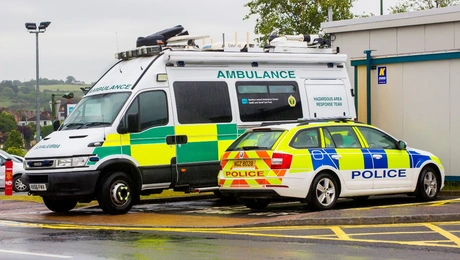 Ασθενοφόρο και περιπολικό στη Βόρεια Ιρλανδία