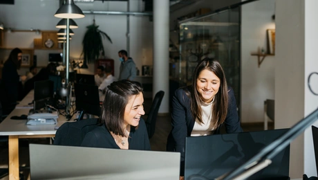 Εργαζόμενες σε εταιρεία Δώρο Χριστουγέννων