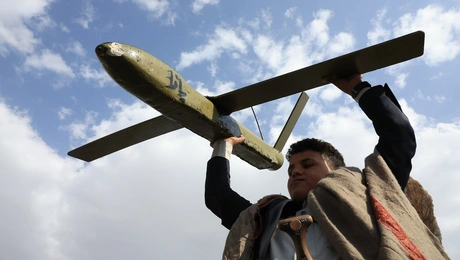 Μικρός Χούθι κρατάει drone