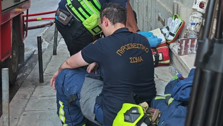 Πυροσβέστης στην επιχείρηση στο διαμέρισμα