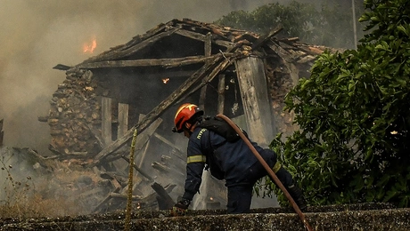 Πυροσβέστης στη φωτιά του Φενεού