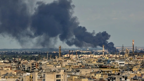 Ο καπνός από τη φωτιά στο εργοστάσιο