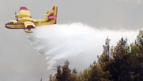 Αεροσκάφος επιχειρεί σε φωτιά