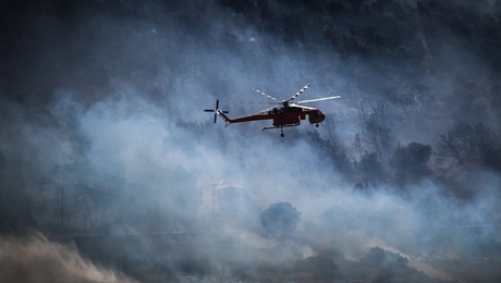 Ελικόπτερο Πυροσβεστικής σε φωτιά