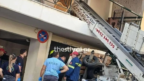 Ο γερανός πεσμένος στο διαμέρισμα