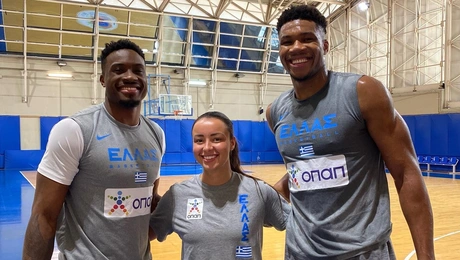 Η Γελένα Τοντόροβιτς με τους «Αντετοκούνμπρος»