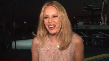 Η Κάιλι Μινογκ λίγο πριν τη συναυλία της στην Αθήνα