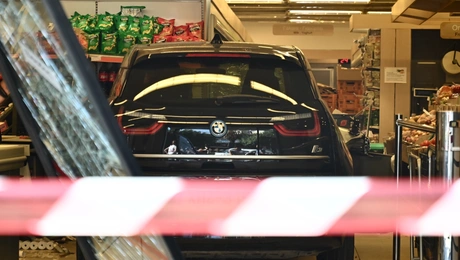 Αυτοκίνητο έπεσε σε σούπερ μάρκετ στη Νίκαια