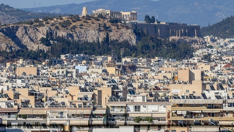 Η ακραία ζέστη επηρεάζει τα κτίρια της Αθήνας
