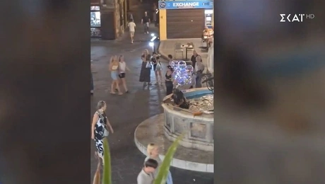 Η στιγμή που ο άστεγος άνδρας στη Ρόδο βγαίνει από το συντριβάνι