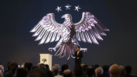 Παρουσιάστηκε το νέο έμβλημα στη Συρία