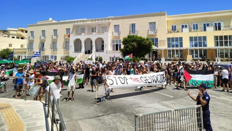 Διαμαρτυρία στη Σύρο για κρουαζιερόπλοιο με Ισραηλινούς