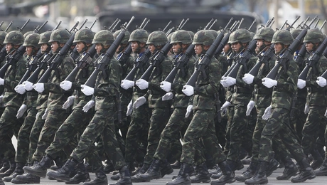 Παρέλαση στρατιωτών στην Ταϊλάνδη