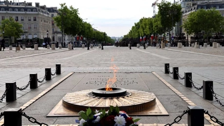 Τσιγάρο στο μνημείο του αγνωστου στρατιώτη
