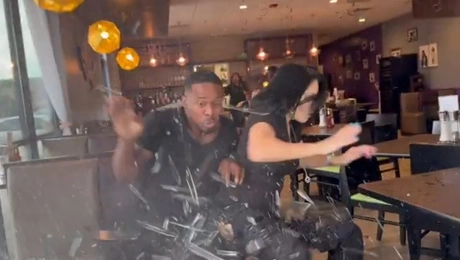 Η στιγμή που ο SUV εμβολίζει το εστιατόριο