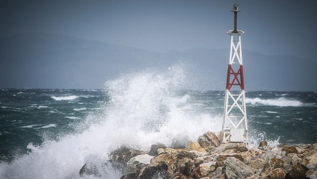 Θυελλώδεις άνεμοι σε λιμάνι