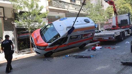 Το ασθενοφόρο που ανετράπη στο Γουδί