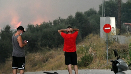 Κάτοικοι βλέπουν τη φωτιά στην Αχαΐα