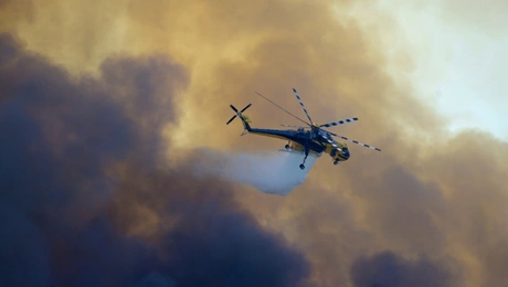 Ελικόπτερο σε επιχείρηση κατάσβεσης