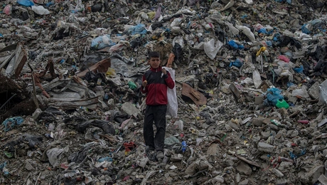 Παιδί σε σκουπιδότοπο στη Γάζα