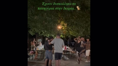 Νεαρός κατεβαίνει από δέντρο για να χορέψει στην Ικαρία