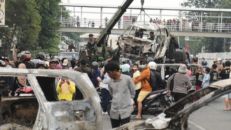 Καταστροφές από τις βίαιες διαδηλώσεις στην Ινδονησία