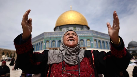 Γυναίκα στο τέμενος Αλ-Άκσα