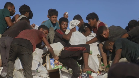 Παλαιστίνιοι της Γάζας μοιράζονται πακέτα ανθρωπιστικής βοήθειας