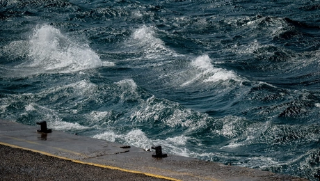 Θυελλώδεις άνεμοι σε λιμάνι