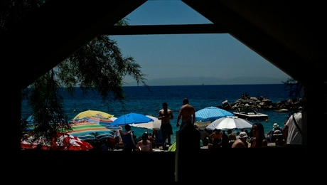 Ο ζεστός καιρός οδήγησε τους κατοίκους στις παραλίες