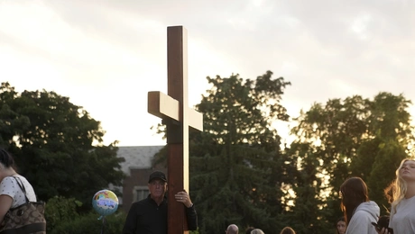 Συγκέντρωση έξω από το σχολείο στη Μινεσότα