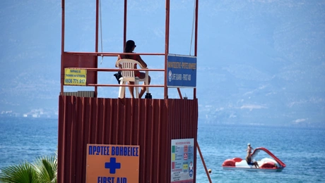 Ναυαγοσώστης επιτηρεί σε παραλία
