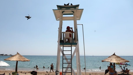 Ναυαγοσώστης επιτηρεί παραλία