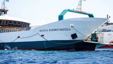 Το φέρι μποτ πλέει προς τα Νέα Στύρα