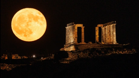H ΠΑΝΣΕΛΗΝΟΣ ΤΟΥ ΑΥΓΟΥΣΤΟΥ "ΤΟ ΦΕΓΓΑΡΙ ΤΟΥ ΟΞΥΡΡΥΓΧΟΥ" ΑΠΟ ΤΟΝ ΝΑΟ ΤΟΥ ΠΟΣΕΙΔΩΝΑ ΣΤΟ ΣΟΥΝΙΟ