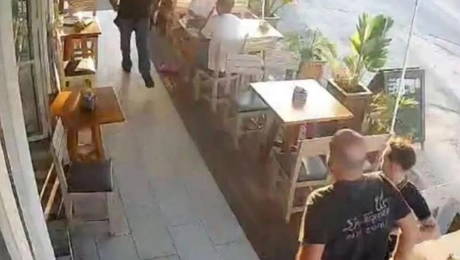 Η στιγμή διάσωσης στο ψητοπωλείο